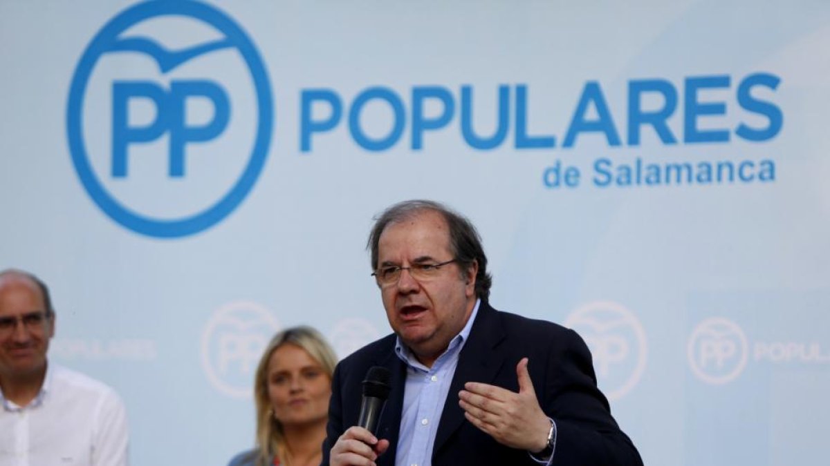 El presidente de la Junta de Cadtilla y León, Juan Vicente Herrera participa en un acto público junto a Mari Mar Blanco presidenta de la fundación víctima a del terrorismo en Peñaranda de Bracamonte-ICAL