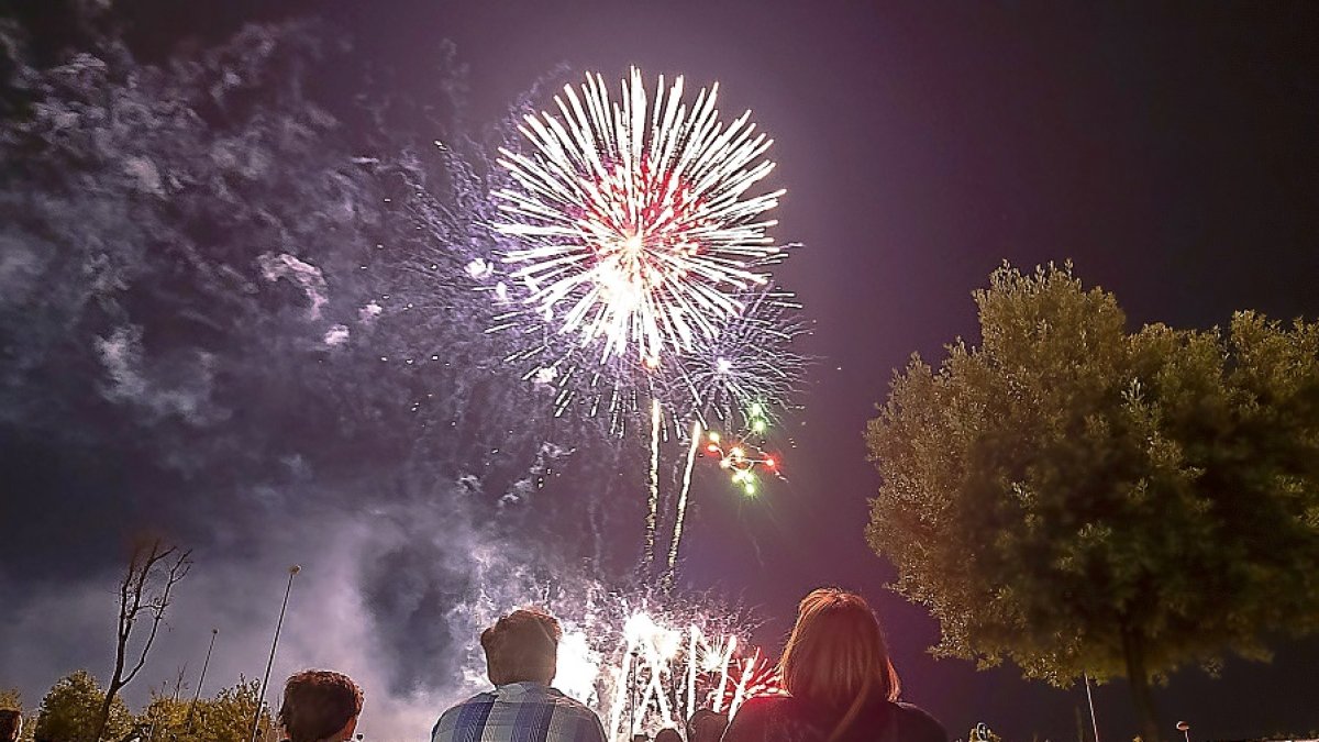 El público disfruta de los fuegos artificiales desde el paraje del Caño Hondo | PHOTOGENIC