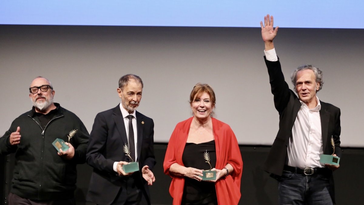 Álex de la Iglesia, José Luis Alcaine, Mercedes Sampietro y José Coronado, con sus espigas de honor. ICAL