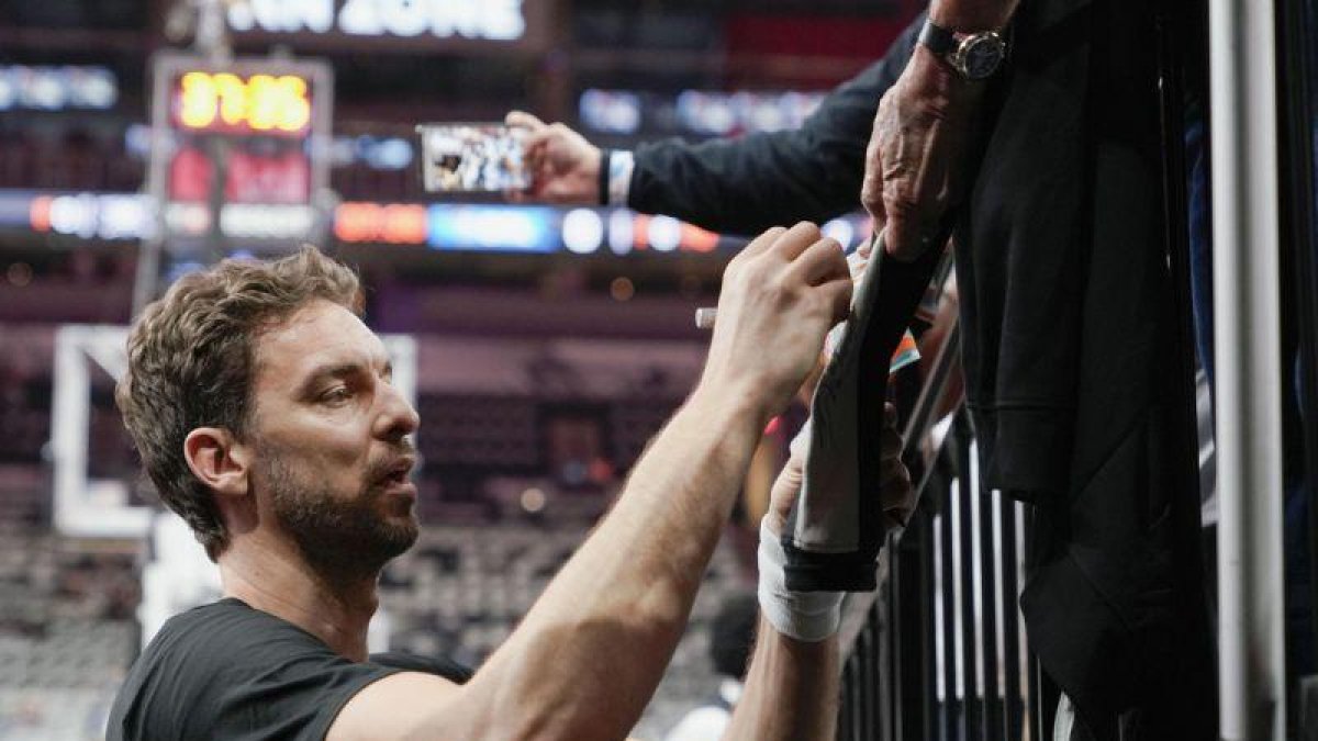 Pau Gasol firma autógrafos.-DARREN WILLIAM ABATE (EFE)