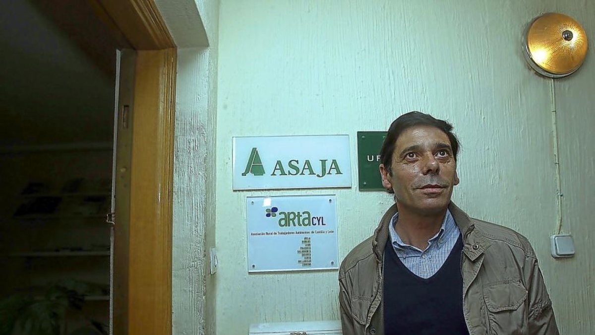 Lino Rodríguez, a la puerta de Asaja en una imagen de archivo.-ICAL