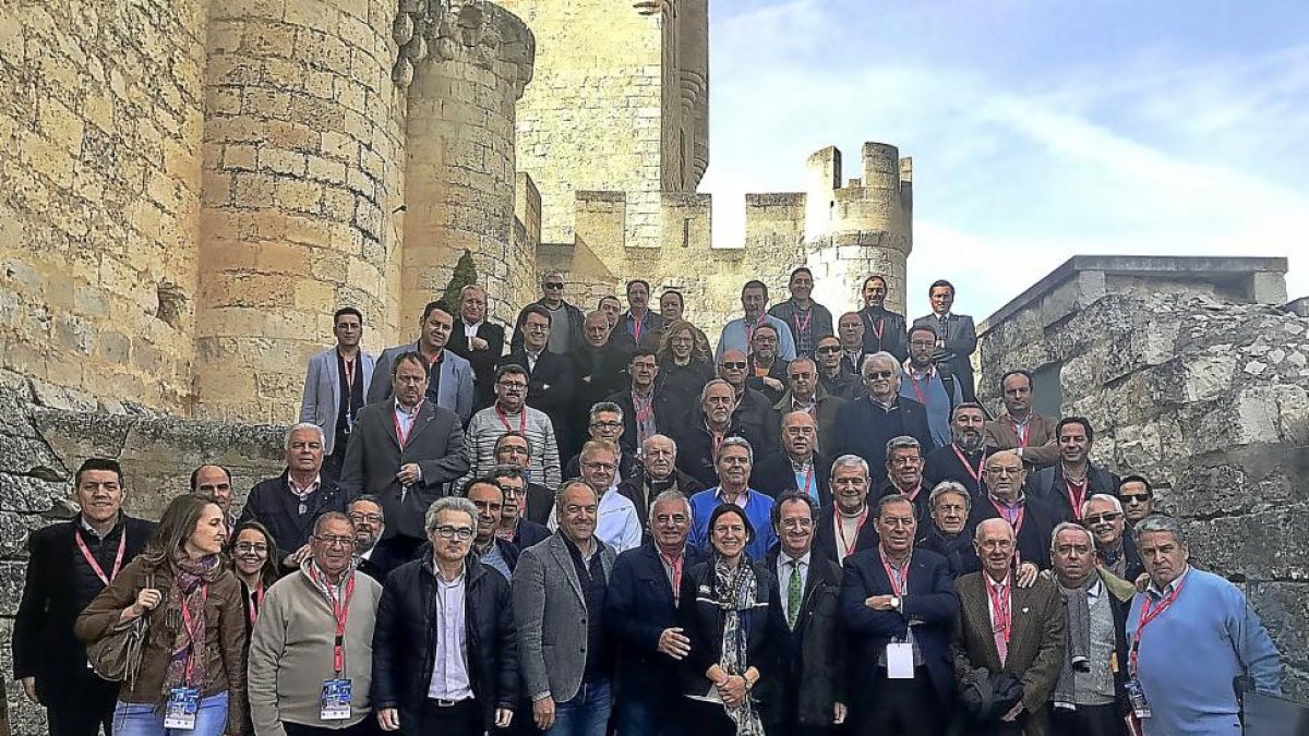 Los asistentes al Congreso posan con Alhambra Nievas y el doctor Antonio Escribano junto al castillo de Peñafiel.-EM