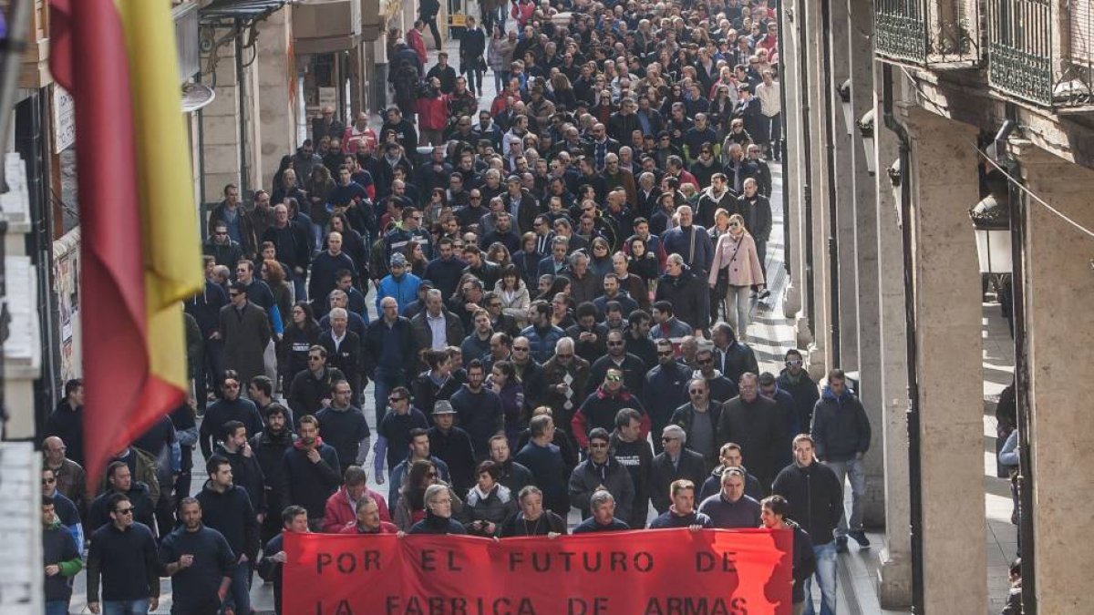 Los trabajadores de la Fábrica de Armas se manifiestan hasta las puertas de la Subdelegación del Gobierno-Ical