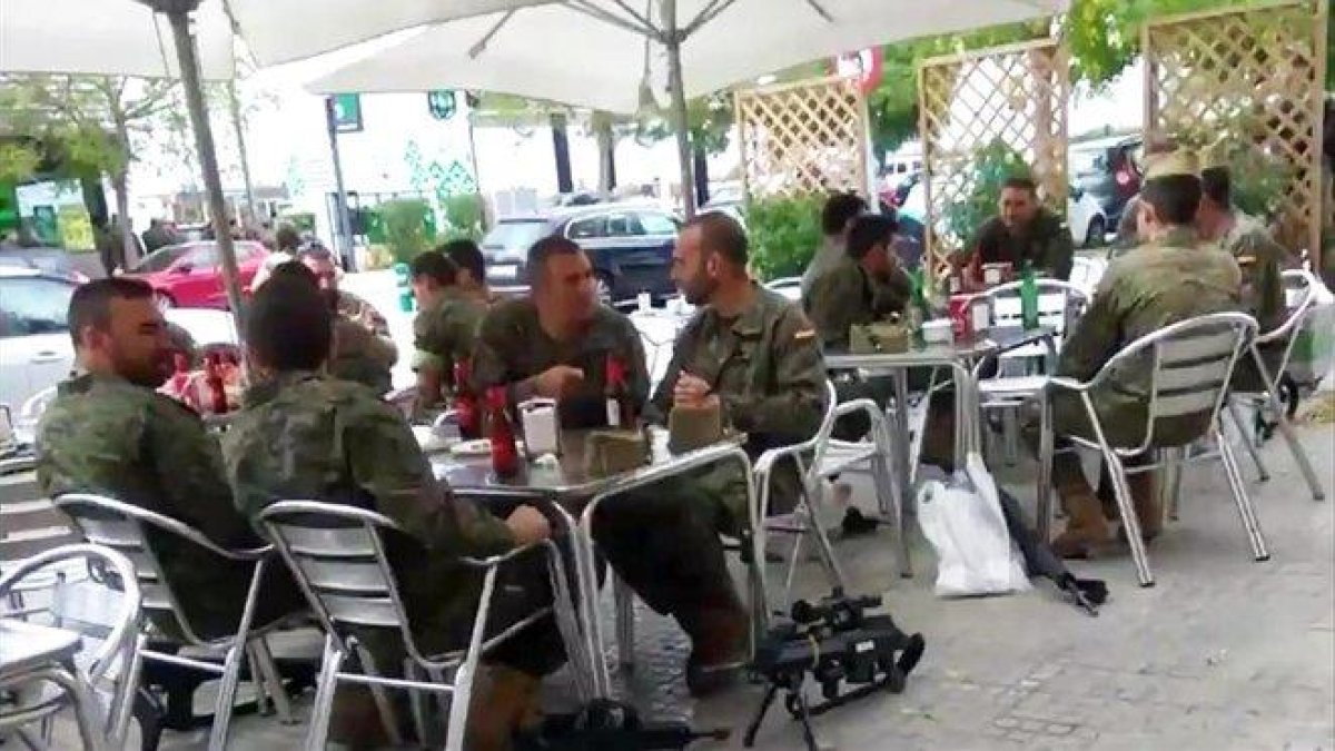 Legionarios tomando unas cervezas junto a sus armas en una terraza de Vilafranca del Penedès.-