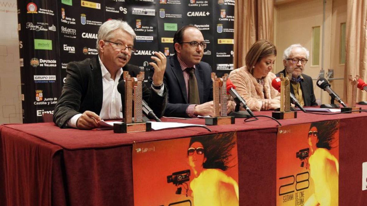 El director del Festival, Emiliano Allende acompañado por la alcaldesa de medina del Campo, Teresa López y el director de cine Emilio Martínez Lázaro, en la presentación del festival-Juan Lázaro