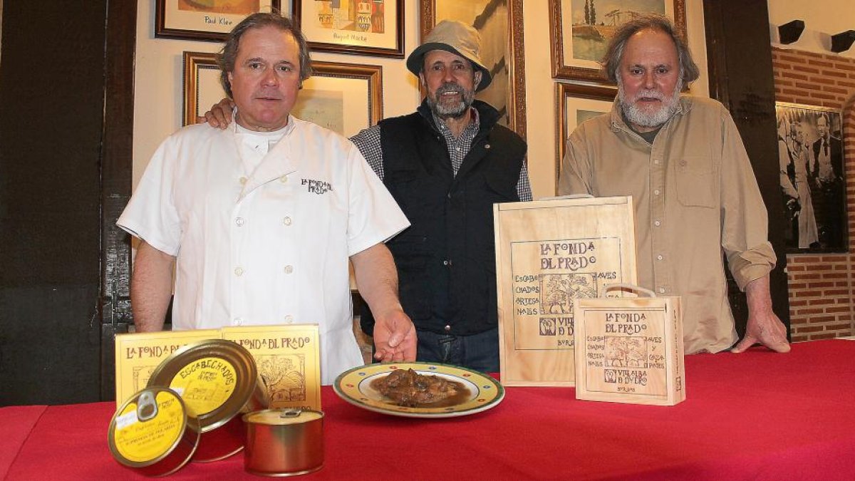Los hermanos Monzón,Ramón, Jesús y Javier, posan en su restaurante con algunos de sus productos.-