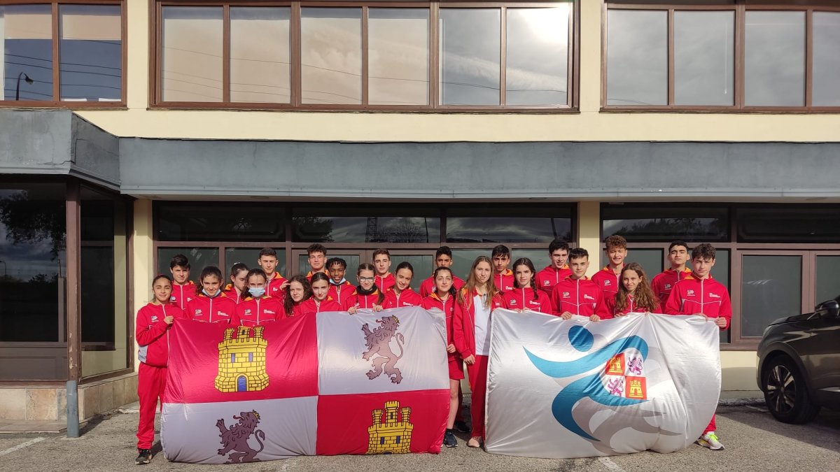 Atletas sub 16 y sub 18 de la Federación de Atletismo de Castilla y león en su último Campeonato.