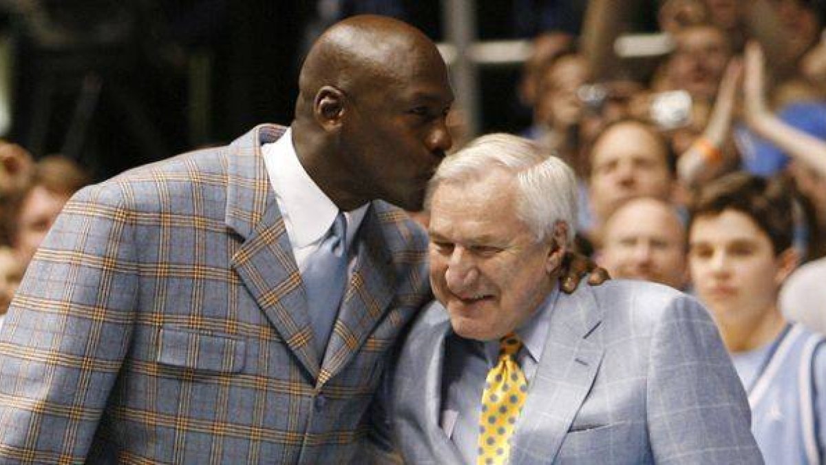 Michael Jordan besa a Dean Smith, durante un homenaje al que fue su entrenador, en el 2007.-Foto: REUTERS / ELLEN OZIER
