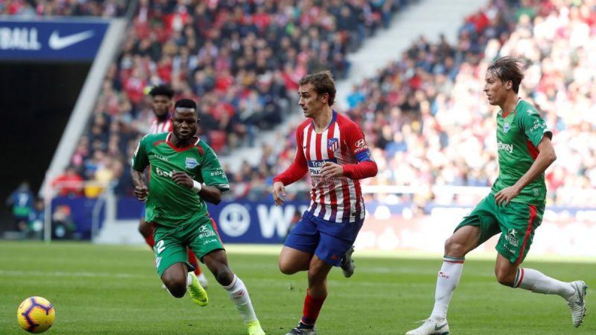 Griezmann (c) atisba un balón ante el Alavés.-EFE