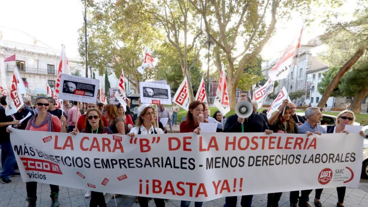 Unos cincuenta trabajadores del sector de la hostelería se concentran en Valladolid para desbloquear la negociación de su convenio-ICAL