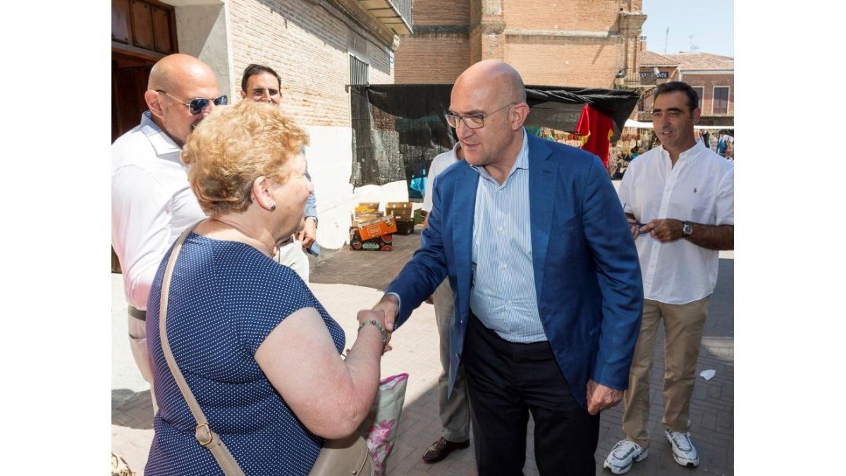 El presidente de la Diputación de Valladolid, Jesús Julio Carnero, visita el municipio de Alaejos.-ICAL