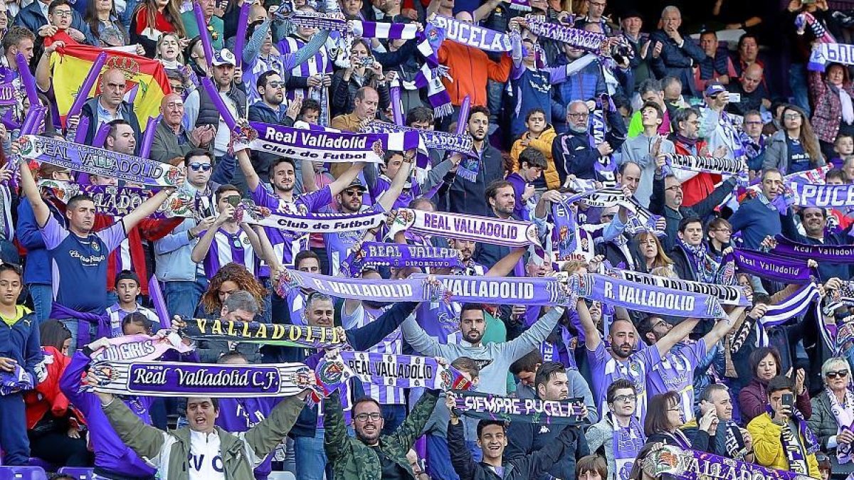 Aficionados del Real Valladolid en Zorrilla en el partido contra el Athletic.-J. M. LOSTAU