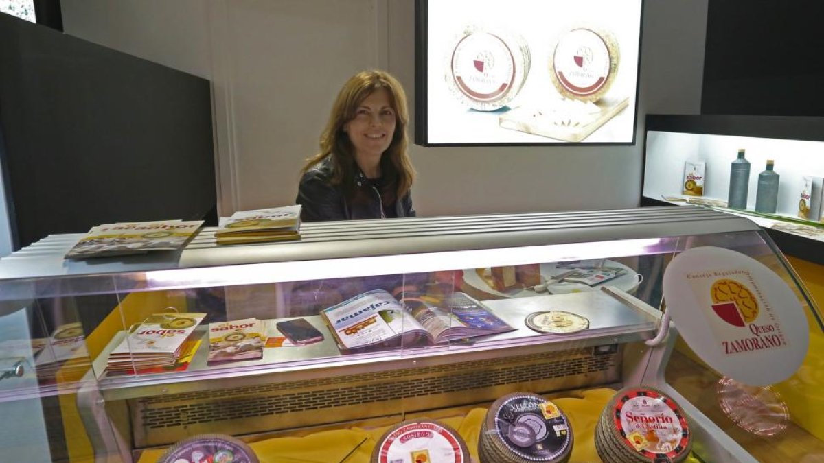 La secretaria de D.O.P, Francisca Huerta, muestra sus quesos zamoranos en Alimentaria 2016-ICAL