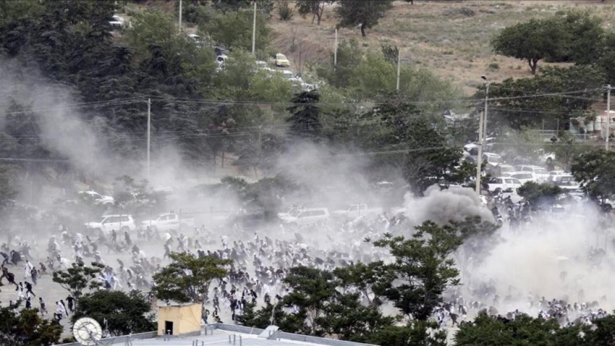 Momento en que se produce una de las explosiones durante el funeral en Kabul.-EFE / JAWAD JALALI