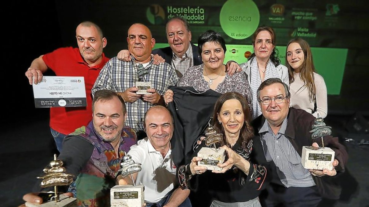 Foto de familia de los ganadores en las categorías oficiales de la XX edición del concurso provincial de pinchos.-J.M. LOSTAU