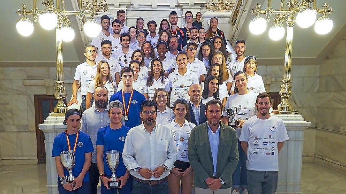 Foto de familia de todos los clubes recibidos en elAyuntamiento de Valladolid.-MIGUEL ÁNGEL SANTOS