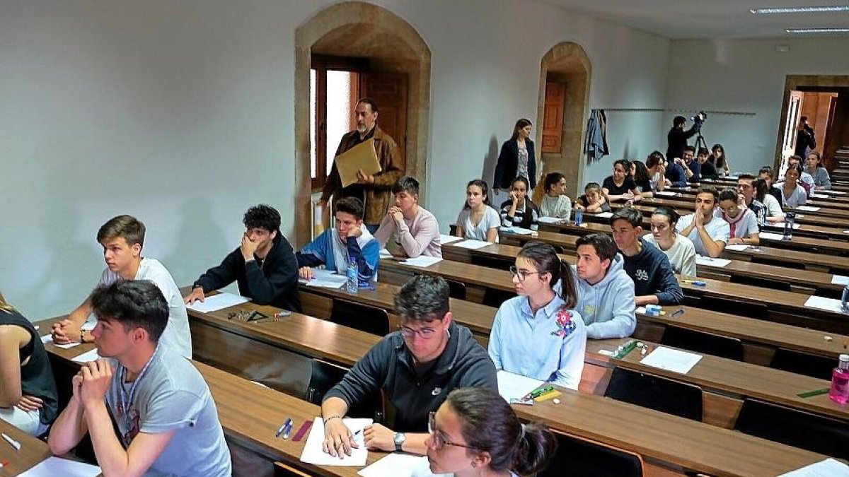 Alumnos del distrito de Salamanca, ayer, durante las pruebas de acceso a la Universidad.-J.M. LOSTAU