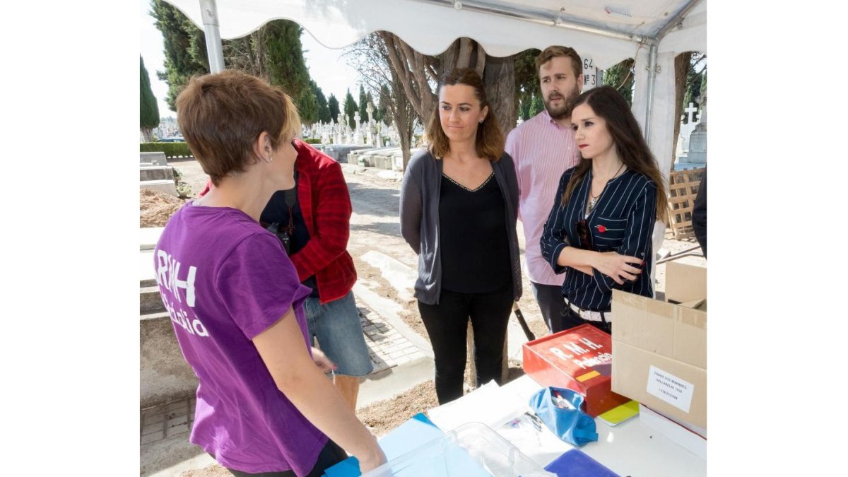 La vicesecretaria general del PSOE de Castilla y León, Virginia Barcones, visita las excavaciones de la Asociación para la Recuperación de la Memoria Histórica.-ICAL