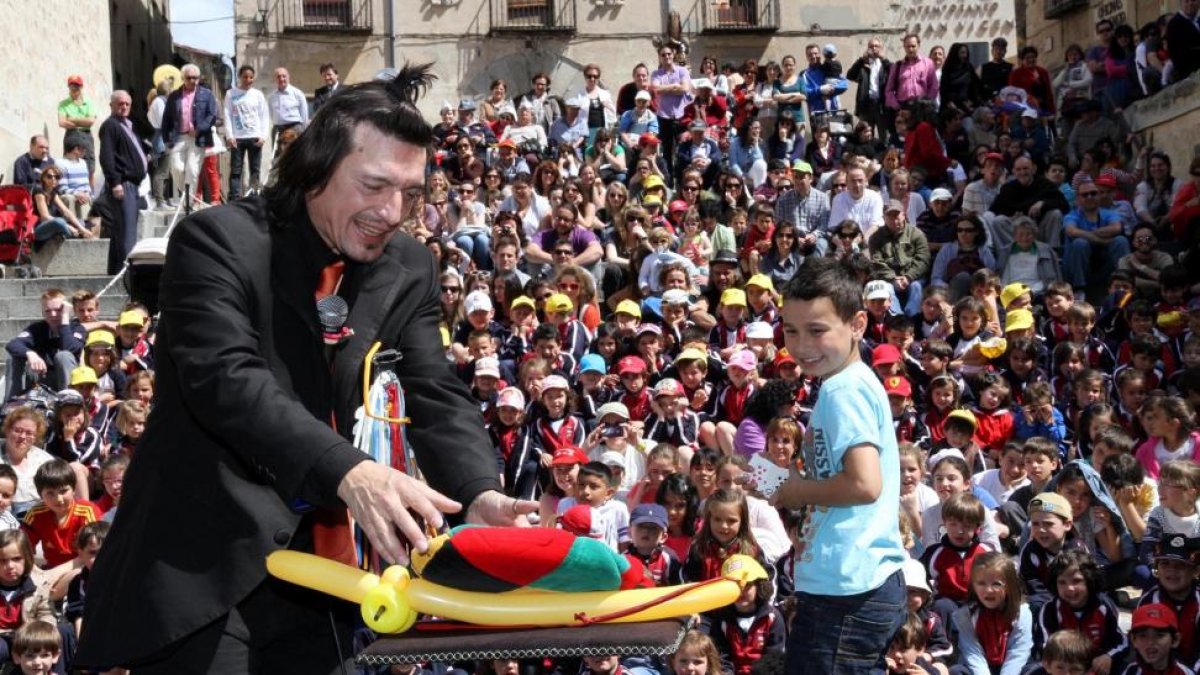 Actuación de Jean Philippe Atchoum en la XXXVII edición de Titirimundi.-ICAL