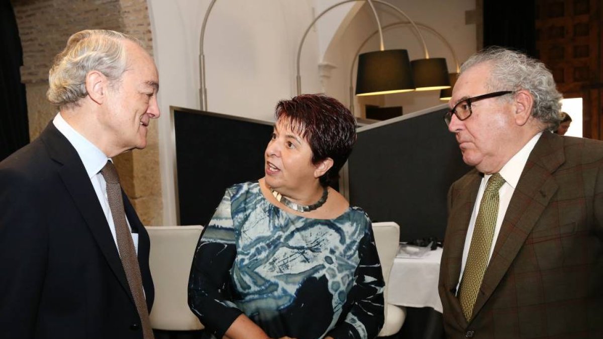 La alcaldesa de Segovia, Clara Luquero, preside la reunión de la Plataforma Invertir en Segovia. En la imagen, junto con el exministro, Eduardo Serra (D) y José Manuel de Riva Zorrilla.-ICAL