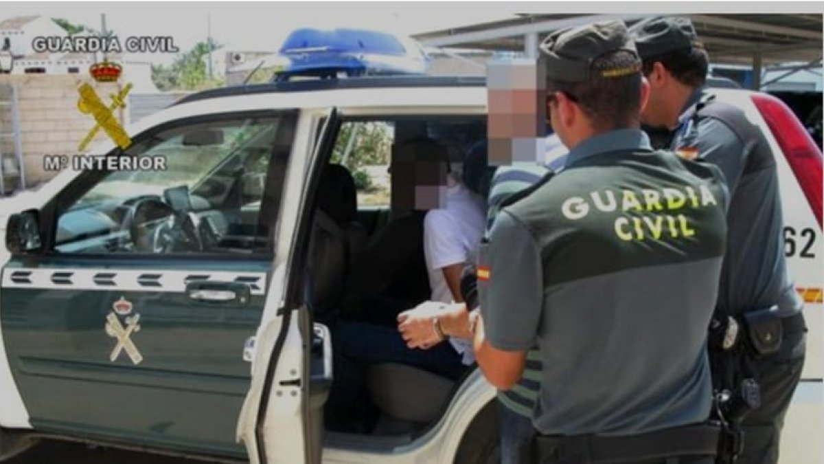 Imagen de archivo de un detenido por la Guardia Civil.