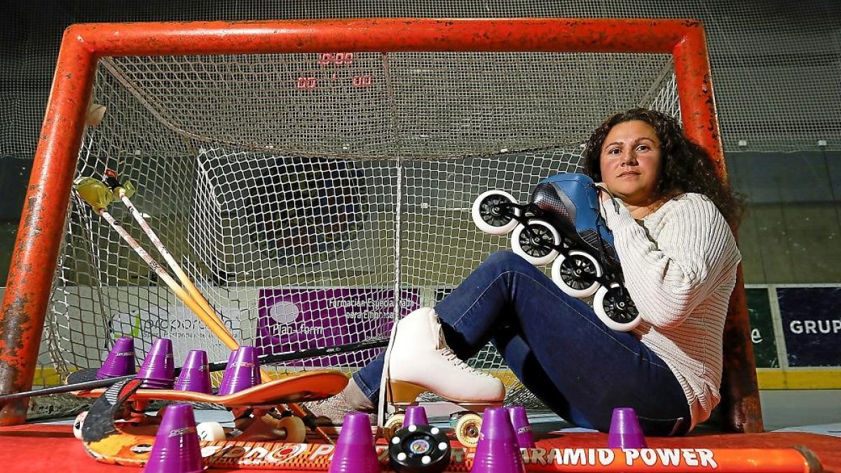 Isabel Rodríguez (arriba con la selección española) posa con los diferentes elementos con los que trabaja en la Federación de Castilla y León de Patinaje.-J. M. LOSTAU