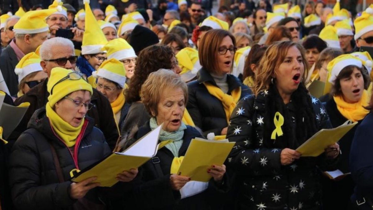 Participantes en el acto ante la Modelo cantan villancicos a favor de la liberación de Junqueras, Forn, Cuixart y Sánchez, este domingo.-/ SILVIA JARDI (ACN)