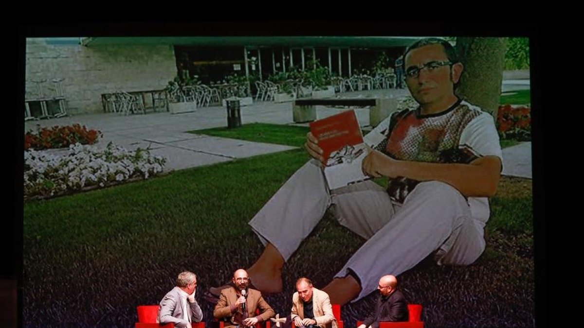 Un momento del homenaje póstumo que la Feria del Libro tributó ayer en el teatro Zorrilla al escritor José Manuel de la Huerga.-J. M. LOSTAU