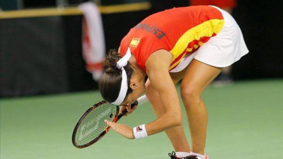 Silvia Soler se lamenta tras perder un punto ante Irina Begu.-Foto: EFE / ROBERT GHEMENT