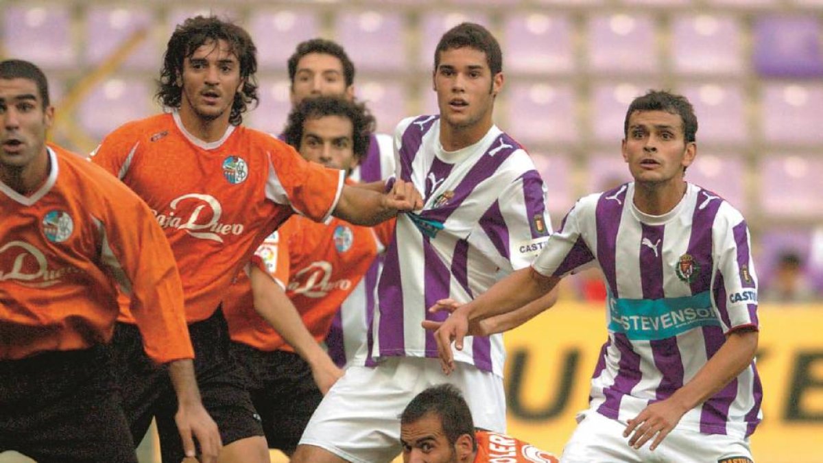 Un joven Mario Suárez (centro) y De la Cuesta, durante el Real Valladolid 2 - Salamanca 3 de la 06-07. M-Montse Álvarez