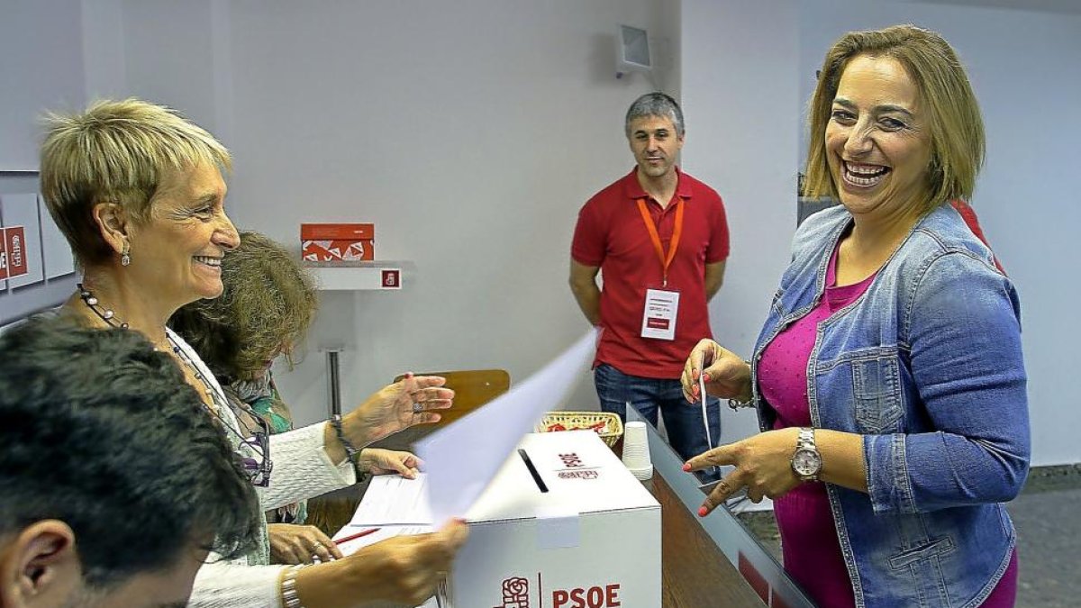Mirian Andrés, ayer, en el momento de votar en las primarias del PSOE de Palencia.-ICAL