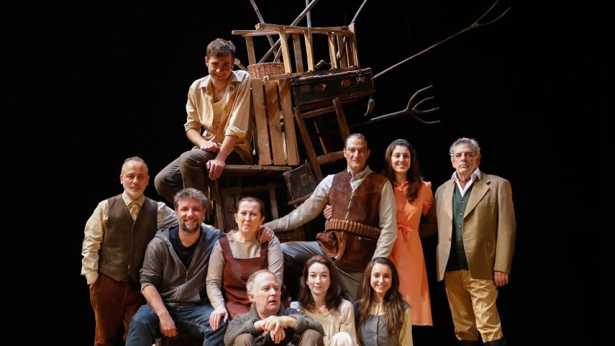 Grupo de actores y actrices que intervienen en Los Santos Inocentes.- J. M. LOSTAU