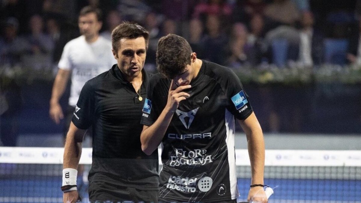 Coello lamenta una acción de la final junto a Bela. / P. PÁDEL