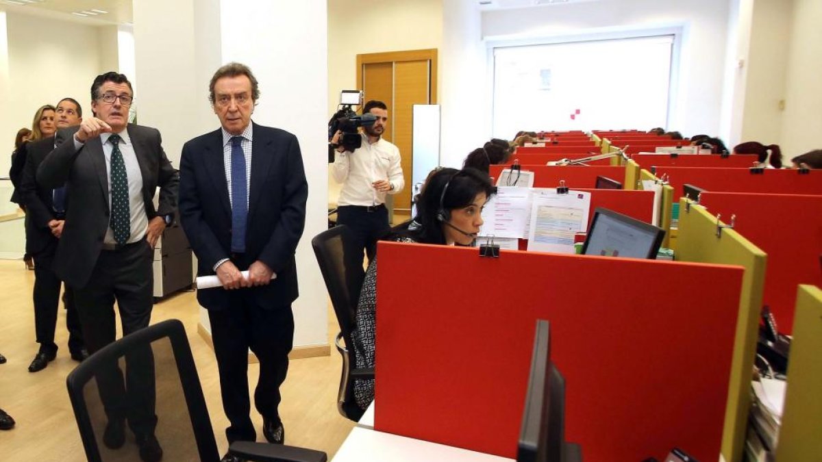 El consejero de la Presidencia, José Antonio de Santiago-Juárez, visita las instalaciones del Servicio de Atención al Ciudadano 012 junto a su responsable, Manuel Fraile-Ical