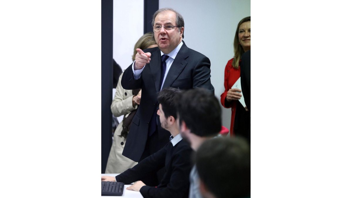 El presidente de la Junta de Castilla y León, Juan Vicente Herrera, visita la empresa Cognizant junto a la consejera de Hacienda, Pilar del Olmo.-ICAL