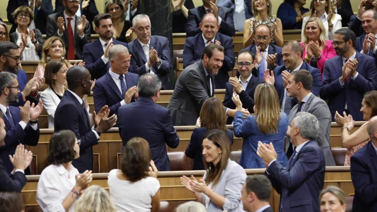 Puente, ovacionado por la bancada socialista.- BERNARDO DÍAZ