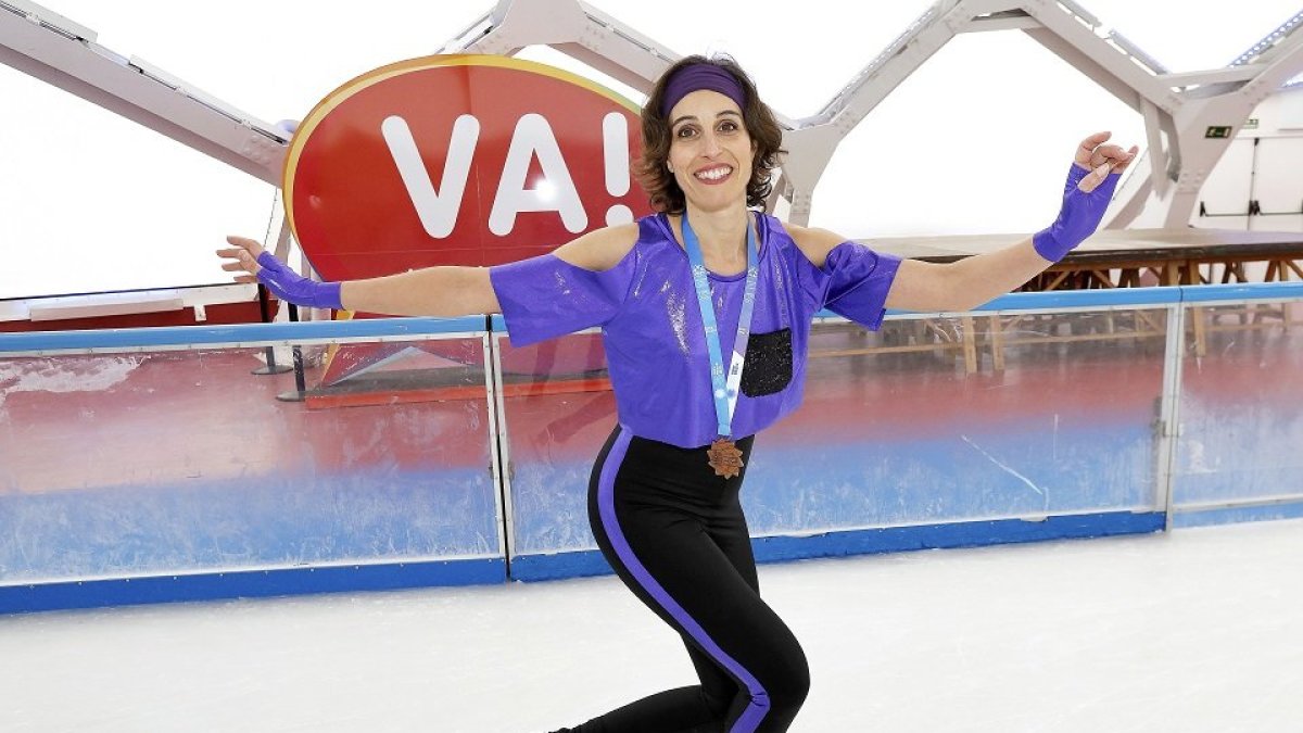 Elena González posa sobre los patines con la medalla conseguida en Innsbruck.  J.M.LOSTAU