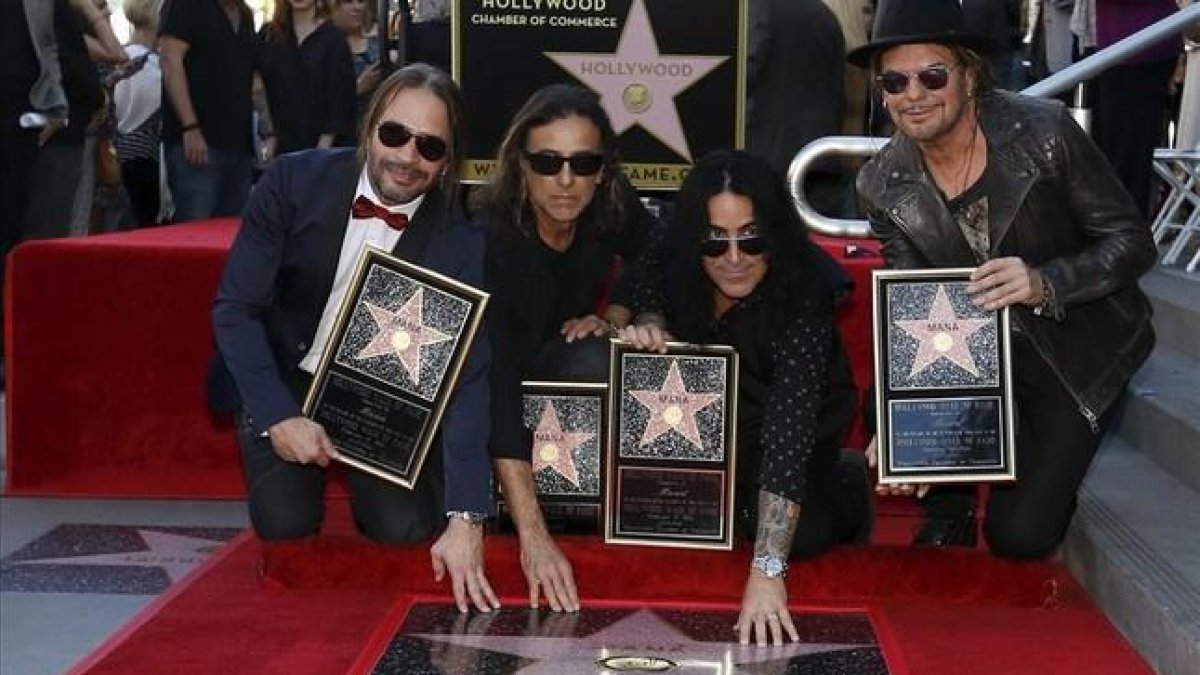 Los miembros de Maná, Sergio Vallín, Juan Calleros, Álex González y Fher Olvera, ante su estrella en el Paseo de la Fama de Hollywood.-REUTERS / MARIO ANZUONI