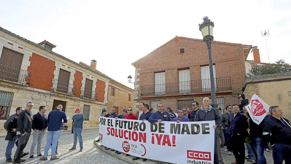 Trabajadores de Made en una concentración de protesta, el pasado día de la Comunidad en Villalar.-ICAL