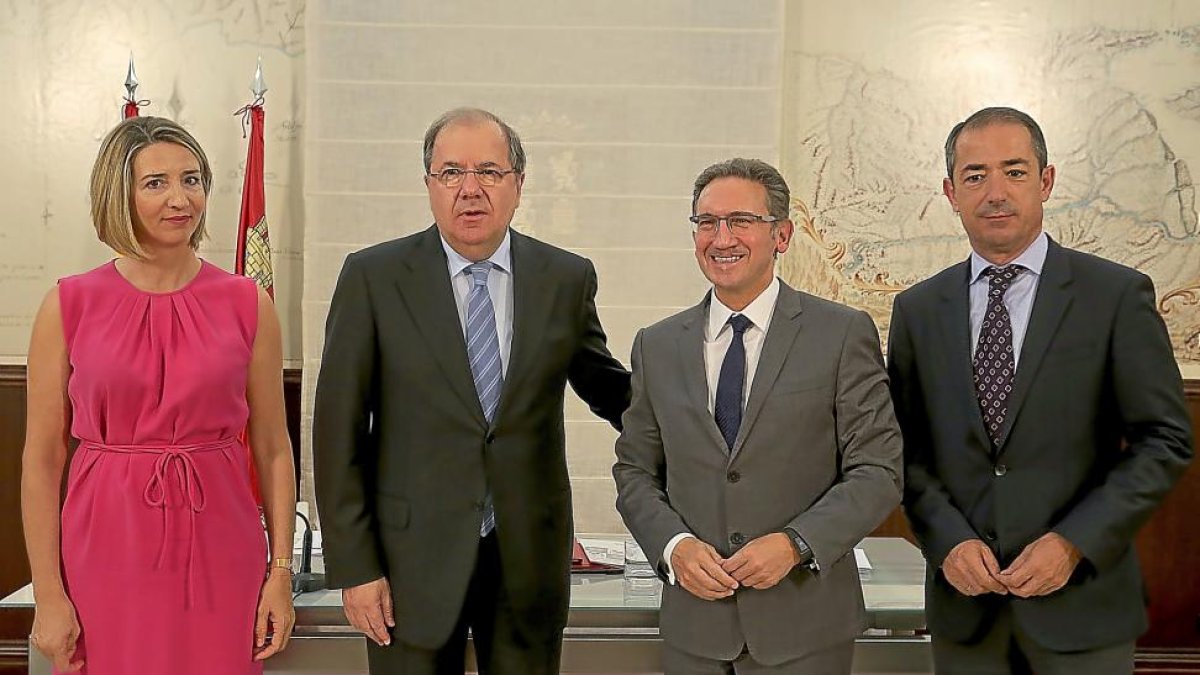 La consejera Alicia García, Juan Vicente Herrera, Jaume Giró y José Manuel Bilbao posan tras la firma del acuerdo entre la Junta y la Caixa .-ICAL