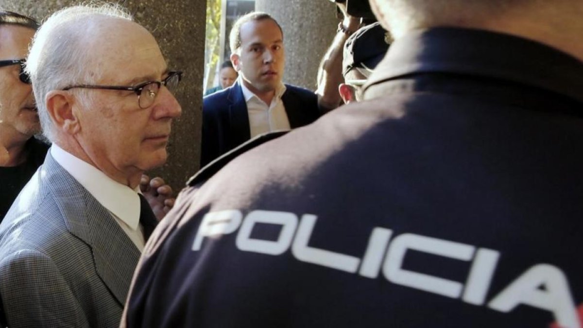 El exvicepresidente del gobierno Rodrigo Rato a su llegada esta manana a los Juzgados de Plaza Castilla este miércoles.-SERGIO BARRENECHEA / EFE