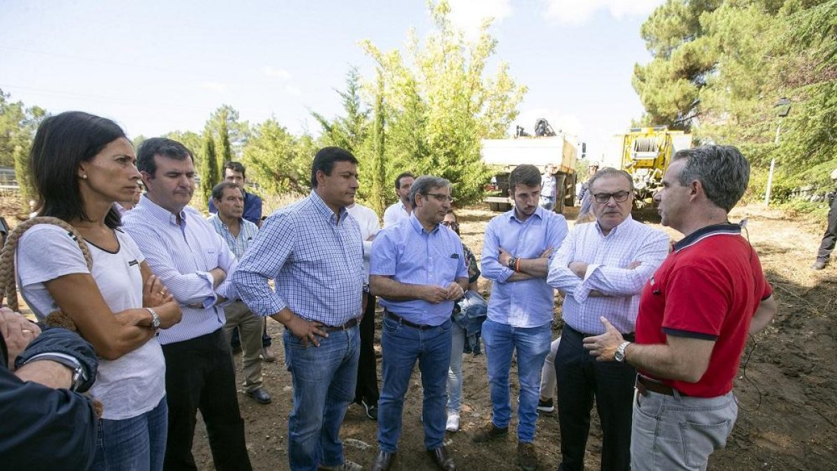El presidente de la Diputación de Ávila, Carlos García, visita Las Navas del Marqués, localidad que empieza a recuperarse tras la intensa tromba de agua caída este lunes, que provocó importantes daños en la localidad-ICAL