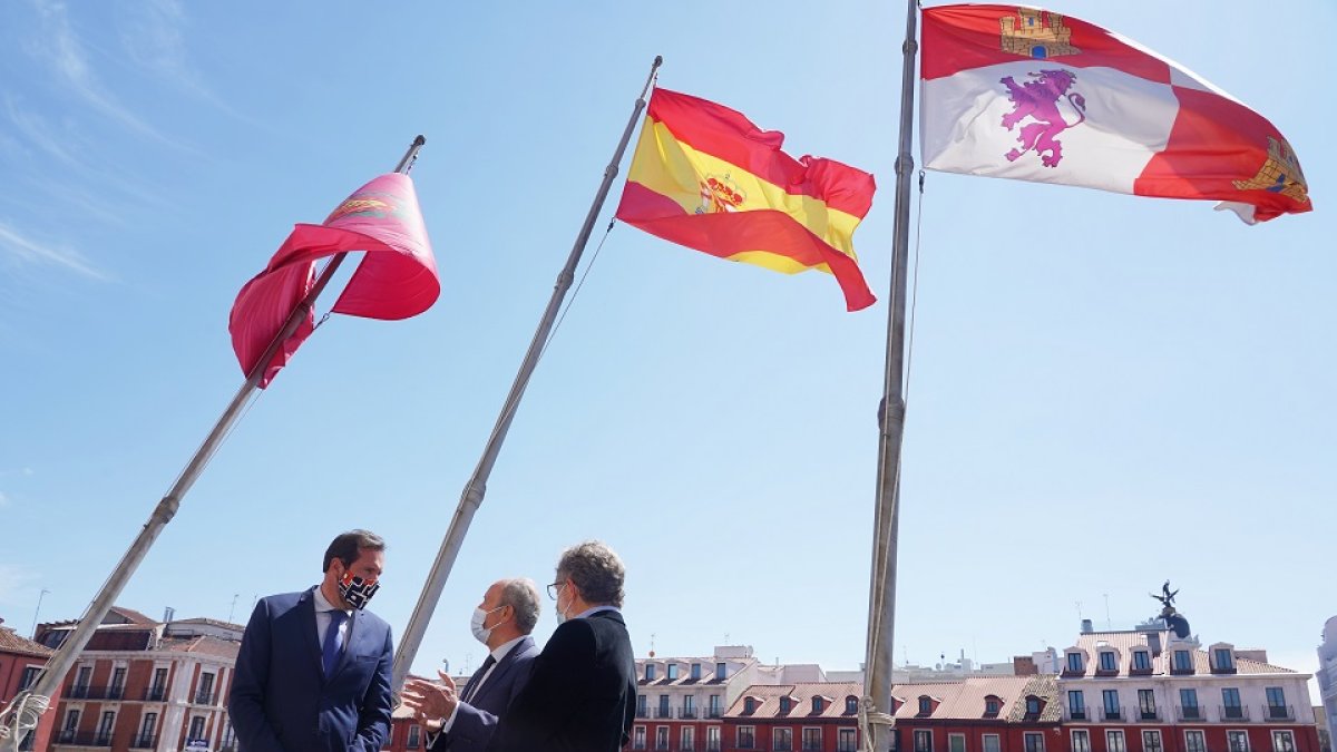 El alcalde de Valladolid, Óscar Puente; el ministro de Justicia, Juan Carlos Campo, y el concejal de Urbanismo, Manuel Saravia. / ICAL