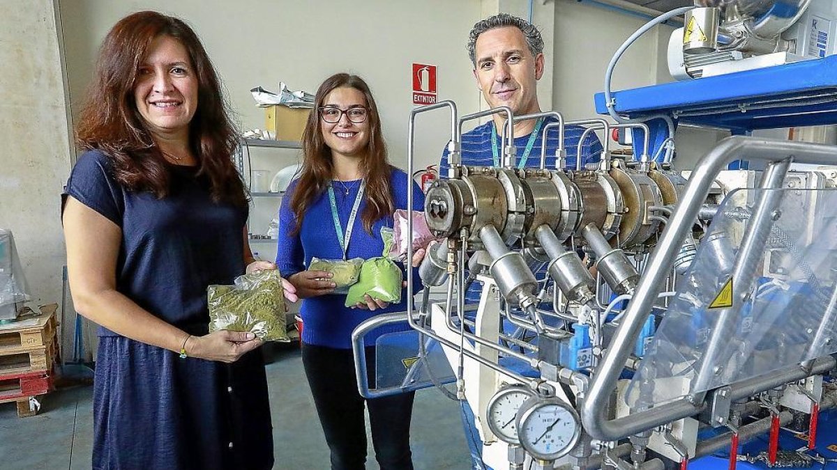 Los investigadores junto al extrusor de la planta de extrucción de Cartif en Boecillo.-J.M. LOSTAU
