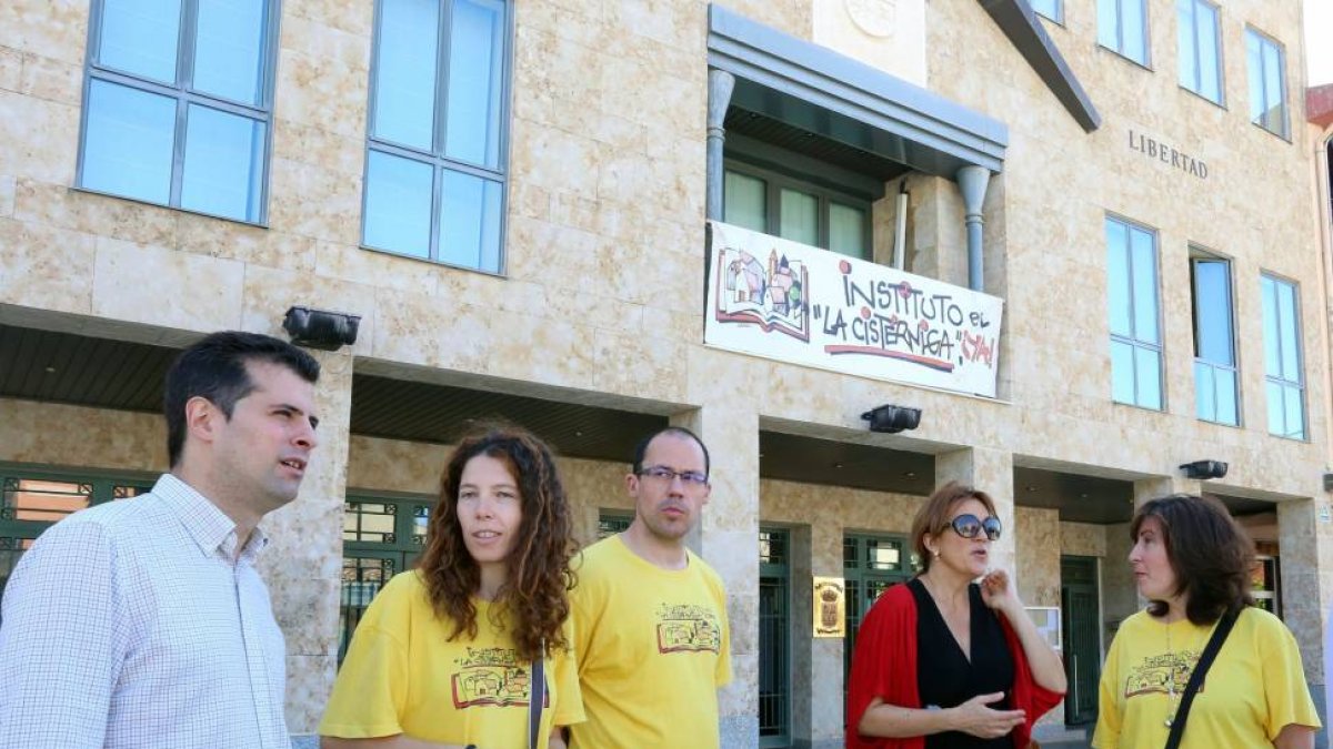 El secretario general del PSCyL-PSOE, Luis Tudanca (I), se reúne con representantes de la Comisión Pro-Instituto de La Cistérniga (Valladolid)-Ical