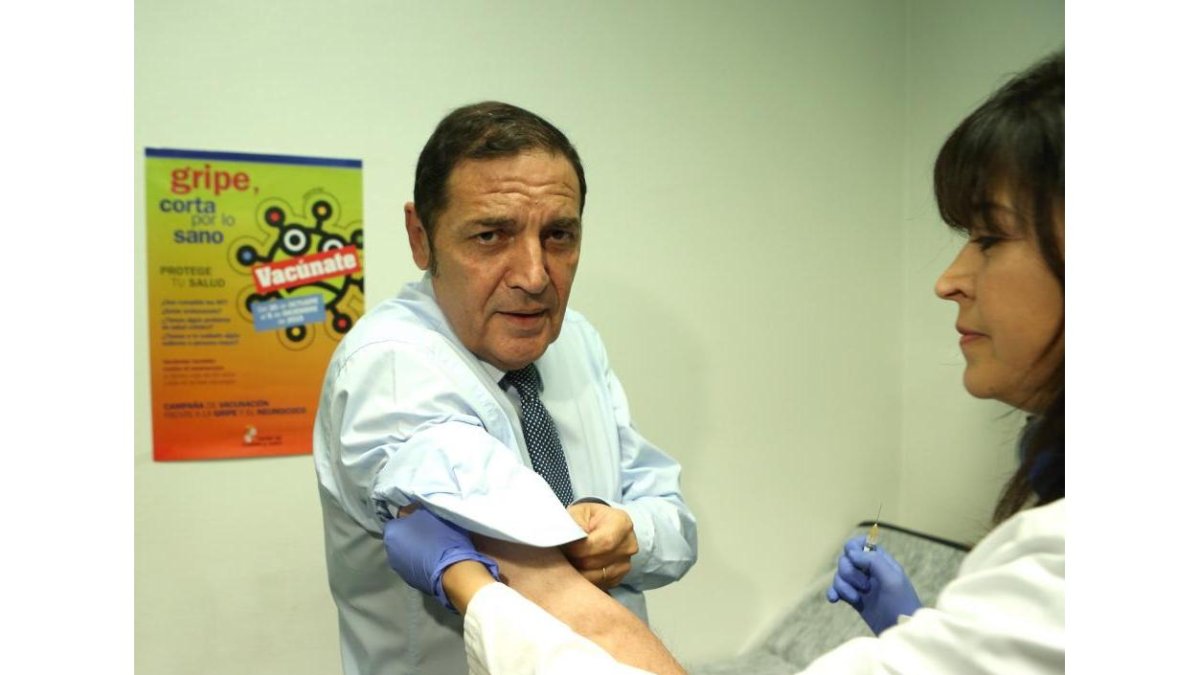 El consejero de Sanidad, Antonio Sáez, acude a vacunarse contra la gripe.-ICAL