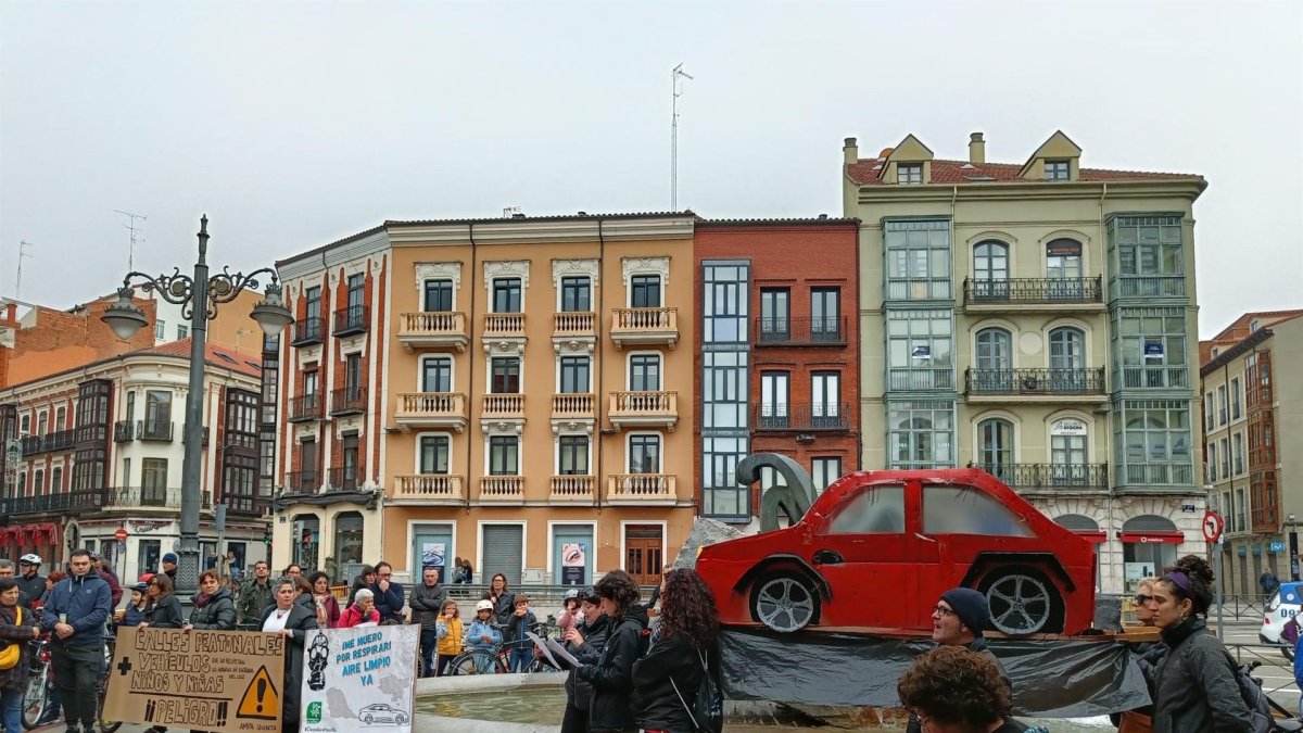 Participantes en la manifestación en Valladolid en defensa de los carriles bus y bici. EUROPA PRESS
