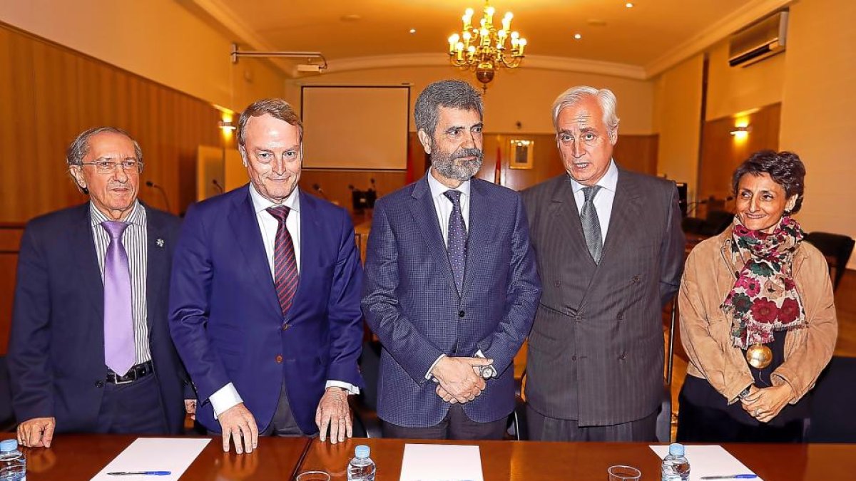 Feliciano Trebolle, Gerardo Martínez Tristán, Carlos Lesmes, José Luis Concepción y Mar Cabrejas, ayer, en el encuentro celebrado en Valladolid.-J.M. LOSTAU