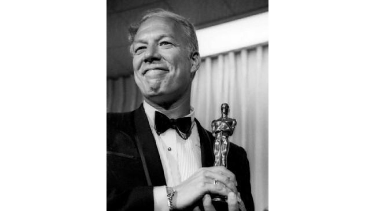 George Kennedy, con el Oscar al mejor actor de reparto por 'La leyenda del indomable', en 1968.-AP / ARCHIVO