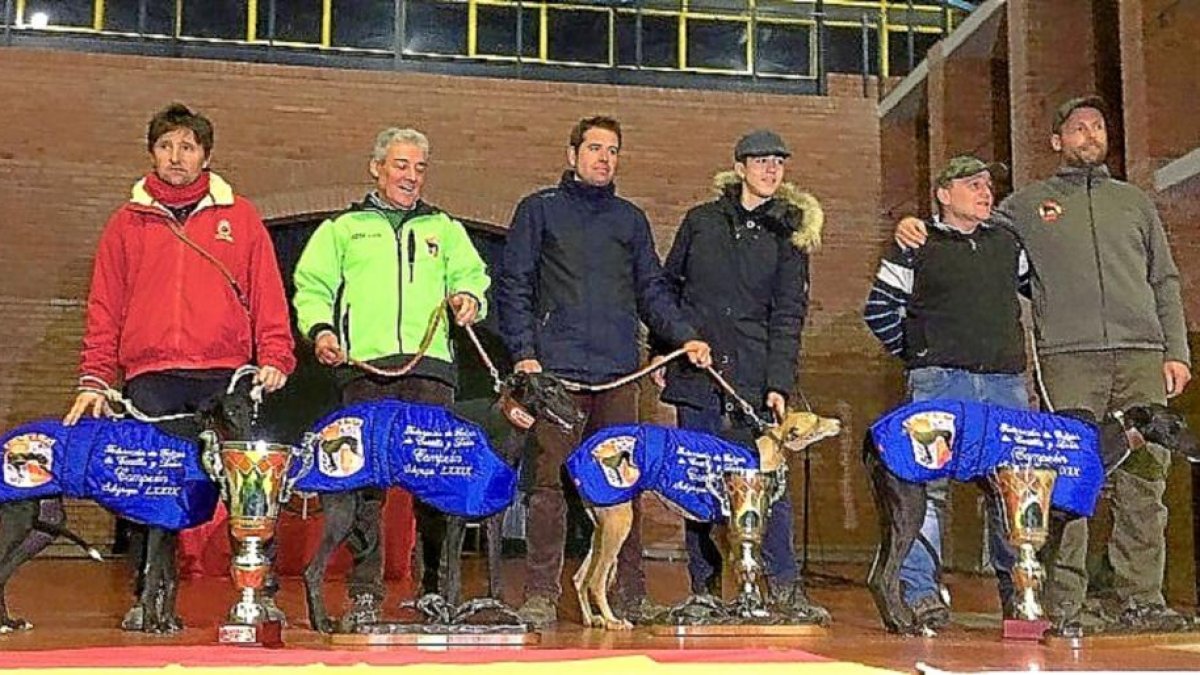 Los cuatro galgos campeones regionales que estarán en el nacional en enero, en Osuna.-LEONARDO DE LA FUENTE